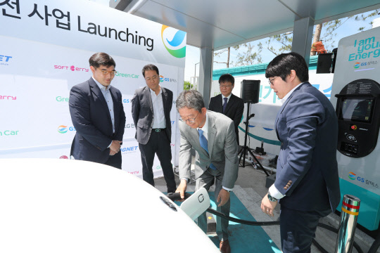 하홍식 GS칼텍스 상무(가운데)가 전기차 충전을 시연하고 있다.  GS칼텍스 제공